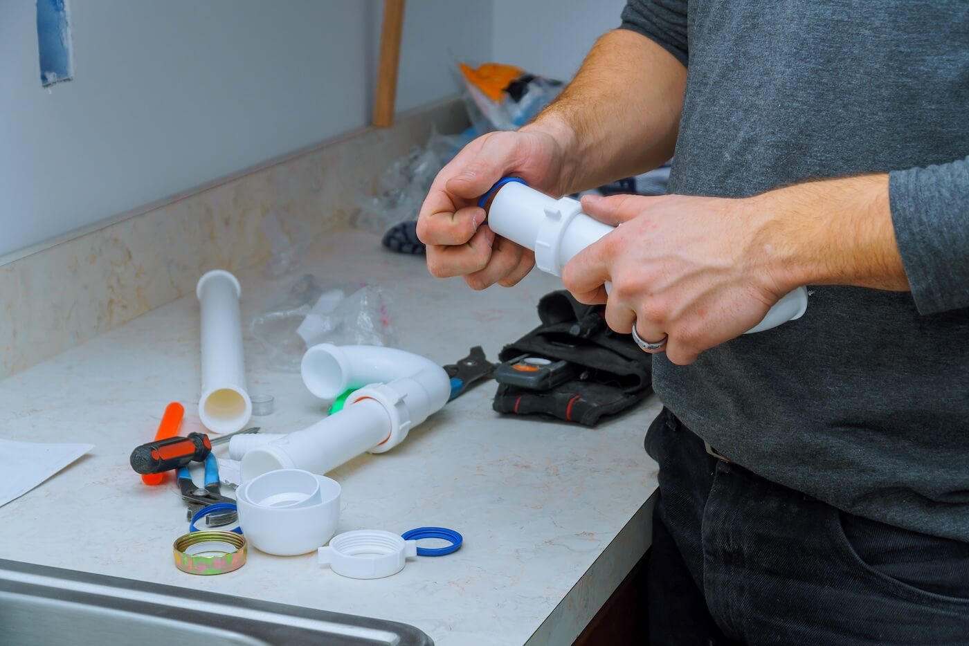 Plumber fitting pipes (1)